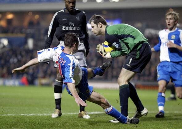 Bevor Paul Dickov (li., Blackburn) eingreifen kann hat Torwart Petr Cech (Chelsea) den Ball sicher - !EDITORIAL USE ONLY. No use with unauthorised audio, video, data, fixture lists, club league logos or live services. Online in-match use limited to 120 images, no video emulation. No use in betting, games or single club league player publications.! Fußball Herren English Premier League 2004 2005, 1. Englische Liga, Blackburn Rovers - Chelsea FC London 0:1, Gruppe Blackburn Dynamik,