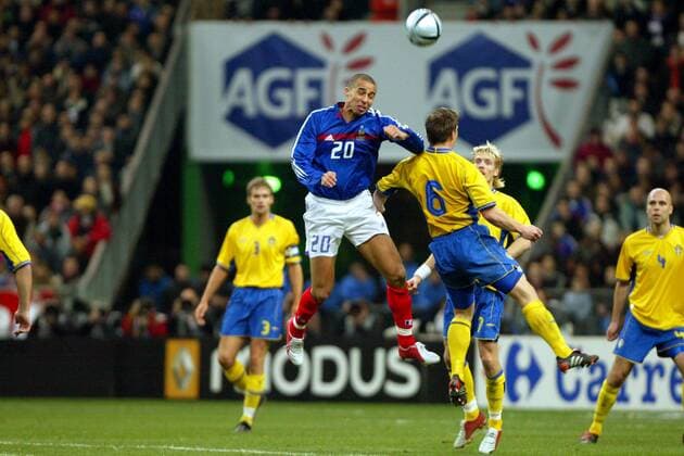 David Trezeguet (li., Frankreich) gegen Tobias Linderoth (Schweden) Fußball Länderspiel Herren Länderspiel 2005, Freundschaftsspiel, Test, Testspiel, Nationalmannschaft, Nationalteam, Vdig Gruppe pan8253 Paris, St. Denis, Saint Dynamik, Höhe,