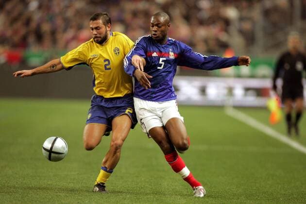 William Gallas (re., Frankreich) gegen Alexander Östlund (Schweden) Fußball Länderspiel Herren Länderspiel 2005, Freundschaftsspiel, Test, Testspiel, Nationalmannschaft, Nationalteam, Vdig Gruppe pan8261 Paris, St. Denis, Saint Dynamik,