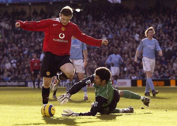 Wayne Rooney (Manchester United, li.) gegen Torwart David James (Manchester City) - EDITORIAL USE ONLY. No use with unauthorised audio, video, data, fixture lists, club league logos or live services. Online in-match use limited to 120 images, no video emulation. No use in betting, games or single club league player publications. Fußball Herren English Premier League 2004 2005, 1. Englische Liga, Manchester City - Manchester United 0:2, ManU Gruppe Manchester Dynamik,