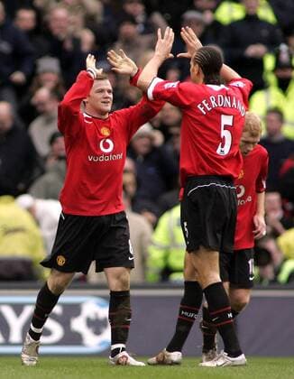 Wayne Rooney (li.) und Rio Ferdinand (beide Manchester United) - Torjubel - EDITORIAL USE ONLY. No use with unauthorised audio, video, data, fixture lists, club league logos or live services. Online in-match use limited to 120 images, no video emulation. No use in betting, games or single club league player publications. Fußball Herren English Premier League 2004 2005, 1. Englische Liga, Manchester United, ManU Gruppe Manchester Freude, Begeisterung,
