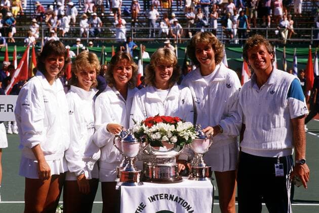 Deutschland ist Fed Cup Sieger 1987 v.li.: Claudia Porwick, Silke Meier, Bettina Bunge, Steffi Graf, Claudia Kohde Kilsch und Teamkapitän Klaus Hofsäß Tennis Damen Federation Cup 1987, Fed Cup Team, Fedcupteam, Hartplatz, Hardcourt, Hartplatztennis, Gruppe Vancouver Freude,