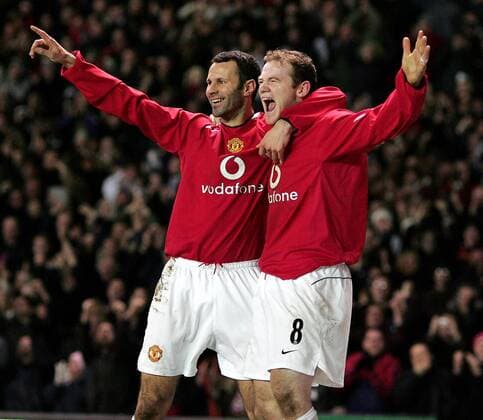 Torschütze Wayne Rooney (re.) und Ryan Giggs (beide Manchester United) jubeln - EDITORIAL USE ONLY. No use with unauthorised audio, video, data, fixture lists, club league logos or live services. Online in-match use limited to 120 images, no video emulation. No use in betting, games or single club league player publications. Fußball Herren English Premier League 2004 2005, 1. Englische Liga, Manchester United, ManU Gruppe Manchester Begeisterung, Freude,