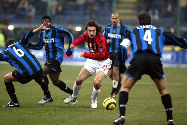 Einer gegen alle: Andrea Pirlo (Mitte, Milan) umzingelt von Inter Spielern Fußball Herren Serie A 2004 2005, 1. Italienische Liga, FC Internazionale Mailand - AC Mailand 0:1, Gruppe Derby, Lokalderby, Ortsderby, Stadtderby Mailand Dynamik, Kampf, Überlegenheit,