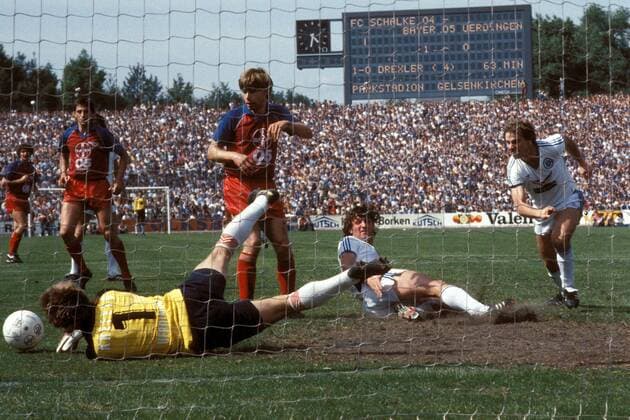 Hans Joachim Abel (Schalke, 2.v.re.) scheitert an Torwart Werner Vollack, Norbert Brinkmann (beide Uerdingen, Mitte) und Bernard Dietz (Schalke, re.) schauen dem Ball nach Fußball 1. BL Herren Saison 1982 1983, Relegation, Relegationsspiel, FC Schalke 04 - Bayer 05 Uerdingen 1:1, Rückspiel Totale Parkstadion, Jochen, Bernd, Bernhard Gelsenkirchen Abwehr, Spannung,