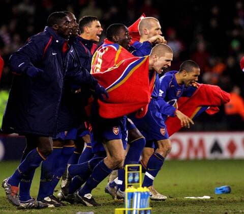 Arsenal London ist nach Elfmeterschießen eine Runde weiter, die Spieler brechen einen Jubelsturm los, v.li.: Kolo Toure, Etame Mayer Lauren, Jeremie Aladiere, Quincy Owusu Abeyie, Fredrik Ljungberg, Philippe Senderos, Gael Clichy - Fußball Herren FA Cup 2004 2005, Englischer Pokal, Pokalspiel, Arsenal FC London Gruppe Sheffield Freude, Begeisterung,