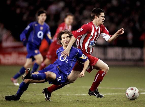 Paul Thirlwell (Sheffield United, re.) gegen Mathieu Flamini (Arsenal) - EDITORIAL USE ONLY. No use with unauthorised audio, video, data, fixture lists, club league logos or live services. Online in-match use limited to 120 images, no video emulation. No use in betting, games or single club league player publications. Fußball Herren FA Cup 2004 2005, Englischer Pokal, Pokalspiel, Sheffield United FC - Arsenal FC London 2:4 n. E. Gruppe Sheffield Dynamik, Kampf,
