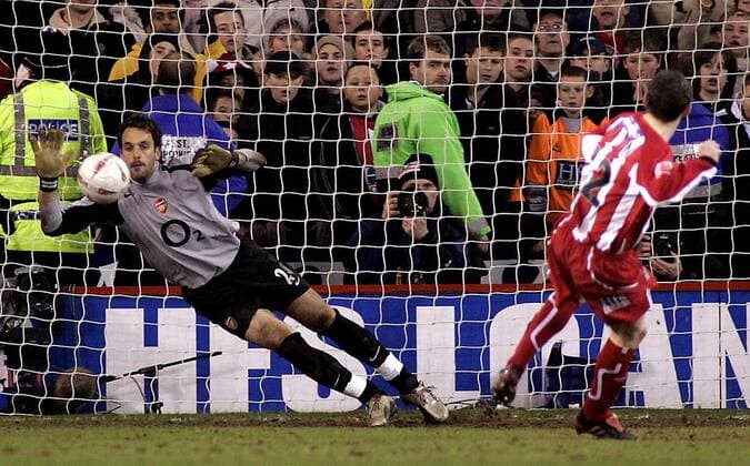 Torwart Manuel Almunia Rivero (Arsenal) pariert den Elfmeter von Alan Quinn (Sheffield United) und sichert damit seinem Team den Einzug in die nächste Runde - EDITORIAL USE ONLY. No use with unauthorised audio, video, data, fixture lists, club league logos or live services. Online in-match use limited to 120 images, no video emulation. No use in betting, games or single club league player publications. Fußball Herren FA Cup 2004 2005, Englischer Pokal, Pokalspiel, Sheffield United FC - Arsenal FC London 2:4 n. E. Gruppe Sheffield Dynamik,