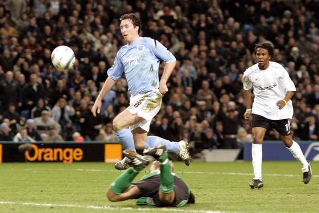 Robbie Fowler (Manchester City, vorn) überlupft Torwart Jussi Jääskeläinen (Bolton) - EDITORIAL USE ONLY. No use with unauthorised audio, video, data, fixture lists, club league logos or live services. Online in-match use limited to 120 images, no video emulation. No use in betting, games or single club league player publications. Fußball Herren English Premier League 2004 2005, 1. Englische Liga, Manchester City - Bolton Wanderers 0:1 Gruppe Manchester Dynamik,