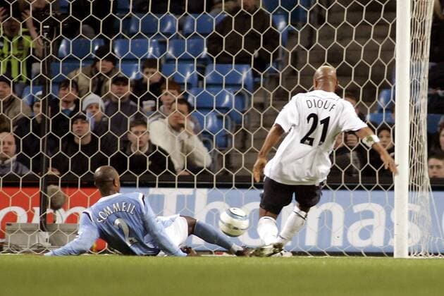 El Hadji Diouf (Bolton, re.) erzielt das 1:0, David Sommeil (Manchester City) kommt zu spät - EDITORIAL USE ONLY. No use with unauthorised audio, video, data, fixture lists, club league logos or live services. Online in-match use limited to 120 images, no video emulation. No use in betting, games or single club league player publications. Fußball Herren English Premier League 2004 2005, 1. Englische Liga, Manchester City - Bolton Wanderers 0:1 Gruppe Manchester Dynamik, Kampf, Spannung