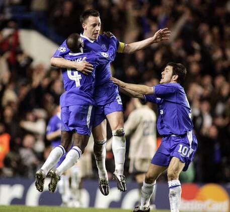 John Terry (Mitte) - Torjubel mit Joe Cole (re.) und Claude Makelele (alle Chelsea) - EDITORIAL USE ONLY. No use with unauthorised audio, video, data, fixture lists, club league logos or live services. Online in-match use limited to 120 images, no video emulation. No use in betting, games or single club league player publications. Fußball EC 1 Herren Champions League 2004 2005, Achtelfinale, Chelsea FC London, Gruppe London Höhe, Freude, Begeisterung