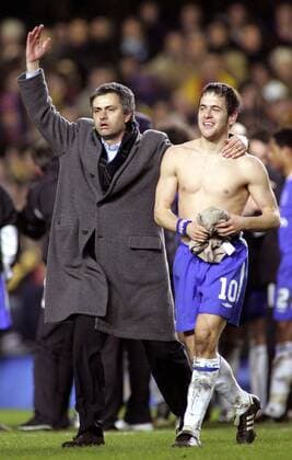 Trainer Jose Mourinho (li.) bedankt sich mit Joe Cole (beide Chelsea) bei den Anhängern - EDITORIAL USE ONLY. No use with unauthorised audio, video, data, fixture lists, club league logos or live services. Online in-match use limited to 120 images, no video emulation. No use in betting, games or single club league player publications. Fußball EC 1 Herren Champions League 2004 2005, Achtelfinale, Chelsea FC London, Gruppe London Glück Freude,
