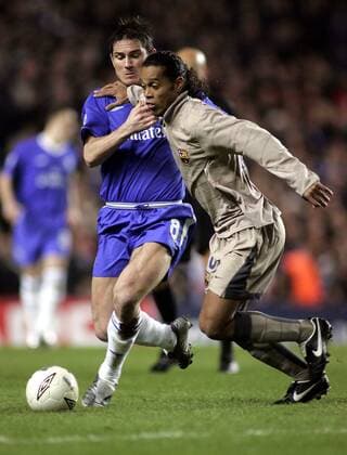 Ronaldinho (re., FC Barcelona) gegen Frank Lampard (Chelsea) - EDITORIAL USE ONLY. No use with unauthorised audio, video, data, fixture lists, club league logos or live services. Online in-match use limited to 120 images, no video emulation. No use in betting, games or single club league player publications. Fußball EC 1 Herren Champions League 2004 2005, Achtelfinale, Chelsea FC London - FC Barcelona 4:2, Barca, Gruppe London Dynamik,