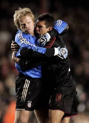 Torwart Oliver Kahn (li.) und Lucio (beide Bayern) bejubeln den Viertelfinaleinzug - EDITORIAL USE ONLY. No use with unauthorised audio, video, data, fixture lists, club league logos or live services. Online in-match use limited to 120 images, no video emulation. No use in betting, games or single club league player publications. Fußball EC 1 Herren Champions League 2004 2005, FC Bayern München, Achtelfinale Gruppe London Freude, Begeisterung,