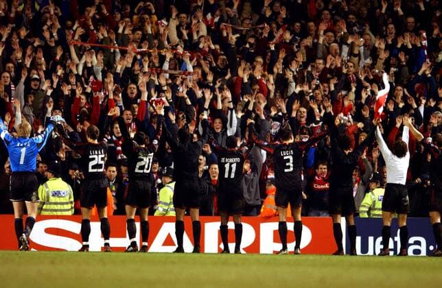 Die Bayern bedanken sich nach dem Viertelfinaleinzug bei den mitgereisten Fans v.li.: Torwart Oliver Kahn, Thomas Linke, Hasan Salihamidzic, Claudio Pizarro, Ze Roberto, Lucio, Martin Demichelis und Bixente Lizarazu Fußball EC 1 Herren Champions League 2004 2005, FC Bayern München, Vdig Totale London Freude, Begeisterung,