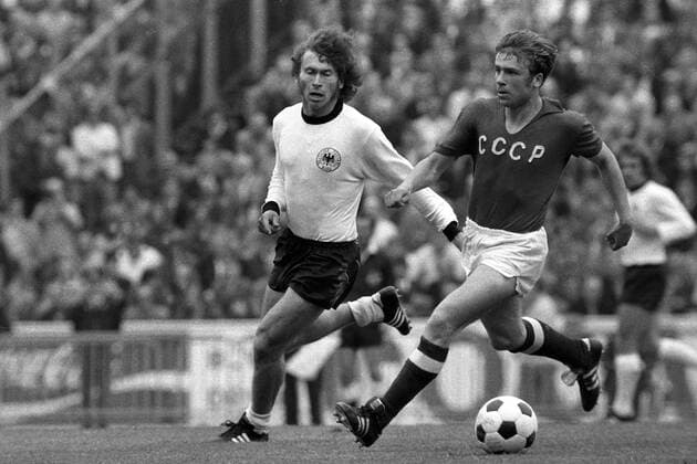 Anatoli Baidachnyi (re., Sowjetunion) am Ball gegen Paul Breitner (BR Deutschland) Fußball EM Herren Europameisterschaft 1972, Nationalmannschaft, Nationalteam, Nationaltrikot, Länderspiel, Finale, SU Gruppe Baydatschny, Baydatschnyi, Baydatschni, Baydatshny Baydatshnyi, Baydatshni, Bajdachnyi, Bajdachny, Dynamik,