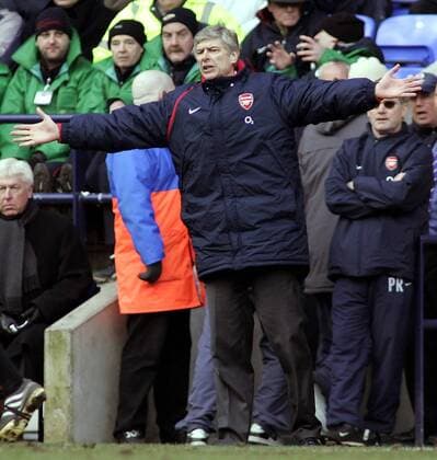 Trainer Arsene Wenger (Arsenal) unzufrieden - EDITORIAL USE ONLY. No use with unauthorised audio, video, data, fixture lists, club league logos or live services. Online in-match use limited to 120 images, no video emulation. No use in betting, games or single club league player publications. Fußball Herren FA Cup 2004 2005, Englischer Pokal, Pokalspiel, Viertelfinale, Arsenal FC London Einzelbild Bolton