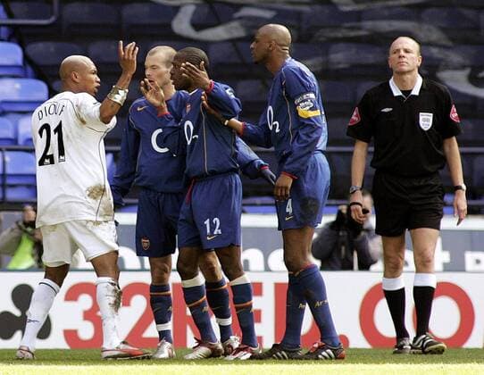 El Hadji Diouf (Bolton, li.) diskutiert mit Fredrik Ljungberg (2.v.li.) Lauren Etame Meyer (Mitte) und Patrick Vieira (alle Arsenal) - EDITORIAL USE ONLY. No use with unauthorised audio, video, data, fixture lists, club league logos or live services. Online in-match use limited to 120 images, no video emulation. No use in betting, games or single club league player publications. Fußball Herren FA Cup 2004 2005, Englischer Pokal, Pokalspiel, Bolton Wanderers - Arsenal FC London 0:1 Gruppe Bolton Spannung