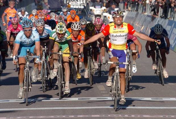 Oscar Freire Gomez (Spanien Rabobank, re.) jubelt auf der 4. Etappe der Tirreno Adriatico im Ziel vor Danilo Hondo (Deutschland Gerolsteiner, li.) und Fabrizio Guidi (Italien Phonak) - Radsport Herren 40. Tirreno Adriatico 2005, Zwei Meere Rundfahrt, Pro Tour, ProTour, Straßenradsport, Straße, Rad, Totale 4. Etappe Teramo - Servigliano Freude,