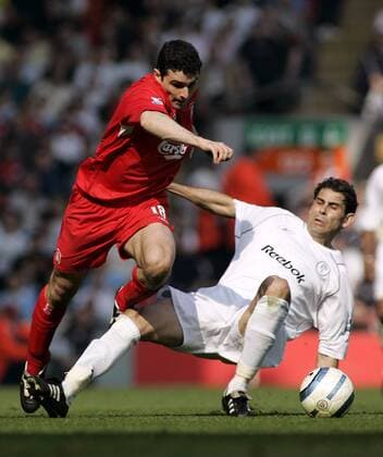 Fernando Hierro (Bolton, re.) gegen Antonio Nunez (Liverpool) - EDITORIAL USE ONLY. No use with unauthorised audio, video, data, fixture lists, club league logos or live services. Online in-match use limited to 120 images, no video emulation. No use in betting, games or single club league player publications. Fußball Herren English Premier League 2004 2005, 1. Englische Liga, FC Liverpool - Bolton Wanderers 1:0 Gruppe Liverpool Dynamik, Kampf,