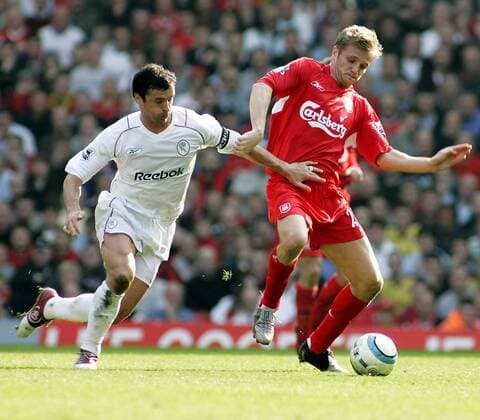 Igor Biscan (Liverpool, re.) gegen Gary Speed (Bolton) - EDITORIAL USE ONLY. No use with unauthorised audio, video, data, fixture lists, club league logos or live services. Online in-match use limited to 120 images, no video emulation. No use in betting, games or single club league player publications. Fußball Herren English Premier League 2004 2005, 1. Englische Liga, FC Liverpool - Bolton Wanderers 1:0 Gruppe Liverpool Dynamik, Kampf,