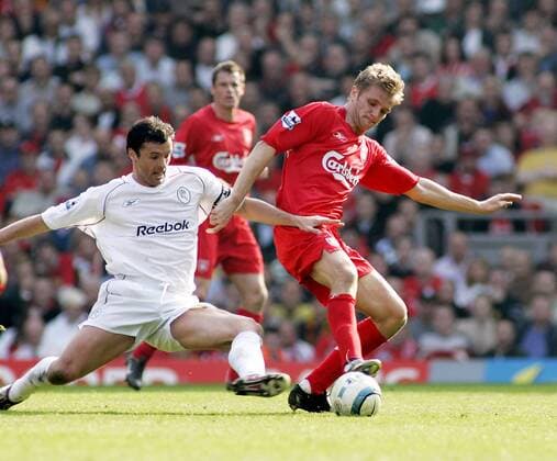 Igor Biscan (Liverpool, re.) gegen Gary Speed (Bolton) - EDITORIAL USE ONLY. No use with unauthorised audio, video, data, fixture lists, club league logos or live services. Online in-match use limited to 120 images, no video emulation. No use in betting, games or single club league player publications. Fußball Herren English Premier League 2004 2005, 1. Englische Liga, FC Liverpool - Bolton Wanderers 1:0 Gruppe Liverpool Dynamik, Kampf,
