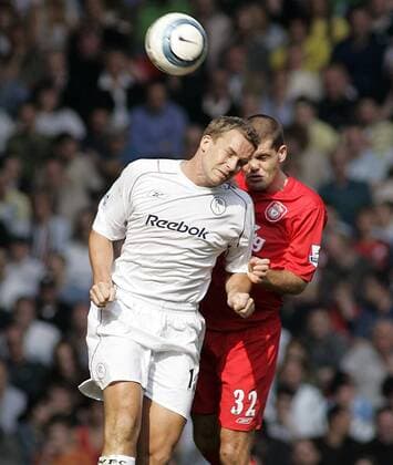 Kevin Davies (Bolton, li.) gegen Jamie Carragher (Liverpool) - EDITORIAL USE ONLY. No use with unauthorised audio, video, data, fixture lists, club league logos or live services. Online in-match use limited to 120 images, no video emulation. No use in betting, games or single club league player publications. Fußball Herren English Premier League 2004 2005, 1. Englische Liga, FC Liverpool - Bolton Wanderers 1:0 Gruppe Liverpool Dynamik,