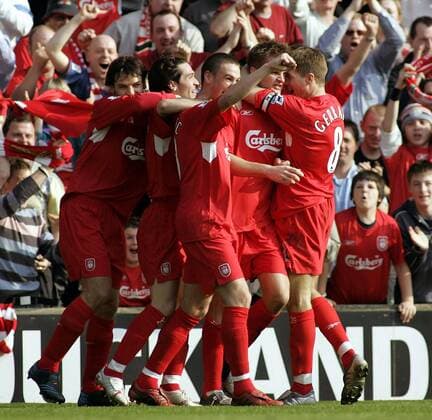 Torjubel Liverpool mit Steven Gerrard (re.) und dem Torschützen Igor Biscan (2. v. re.) - EDITORIAL USE ONLY. No use with unauthorised audio, video, data, fixture lists, club league logos or live services. Online in-match use limited to 120 images, no video emulation. No use in betting, games or single club league player publications. Fußball Herren English Premier League 2004 2005, 1. Englische Liga, FC Liverpool Gruppe Liverpool Freude, Begeisterung,