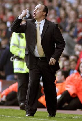 Trainer Rafael Benitez (Liverpool) ungeduldig - EDITORIAL USE ONLY. No use with unauthorised audio, video, data, fixture lists, club league logos or live services. Online in-match use limited to 120 images, no video emulation. No use in betting, games or single club league player publications. Fußball Herren English Premier League 2004 2005, 1. Englische Liga, FC Liverpool Einzelbild Liverpool Spannung, Ungeduld,