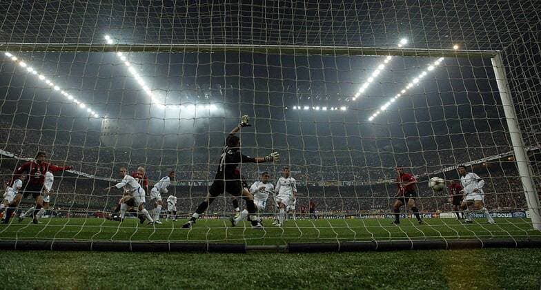 Tor! Keeper Francesco Toldo (Inter) ist geschlagen - Fußball EC 1 Herren Champions League 2004 2005, AC Mailand - FC Internazionale Mailand 2:0, Viertelfinale, Hinspiel, Totale Giuseppe Meazza Stadion, San Siro, Guiseppe, Derby Stadtderby, Dunkelheit, Lokalderby, Ortsderby