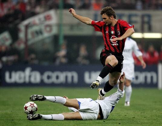 Andriy Shevchenko (re., Milan) gegen Cristiano Zanetti (Inter) - Fußball EC 1 Herren Champions League 2004 2005, AC Mailand - FC Internazionale Mailand 2:0, Viertelfinale, Hinspiel, Gruppe Derby, Lokalderby, Ortsderby, Stadtderby Mailand, Aufmacher Dynamik,