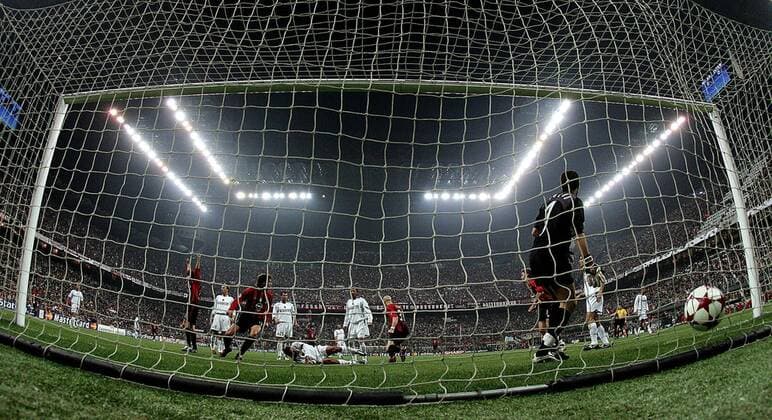 Jaap Stam (Milan, Mitte) hat das 1:0 gegen Torwart Francesco Toldo (Inter, vorn re.) erzielt Fußball EC 1 Herren Champions League 2004 2005, AC Mailand - FC Internazionale Mailand 2:0, Viertelfinale, Hinspiel Totale Giuseppe Meazza, San Siro, Guiseppe, Derby Stadtderby, Dunkelheit, Lokalderby, Ortsderby