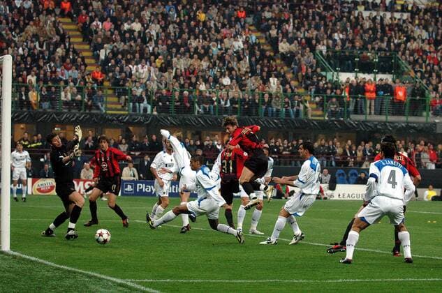Andriy Shevchenko (3.v.re., Milan) bezwingt mit seinem Kopfball Torwart Francesco Toldo (Inter) und besorgt das 2:0, v.li.: Hernan Crespo (Milan), Cambiasso, Ivan Cordoba, Dejan Stankovic, Javier Zanetti (alle Inter) Fußball EC 1 Herren Champions League 2004 2005, AC Mailand - FC Internazionale Mailand 2:0, Viertelfinale, Hinspiel, Totale Mailand