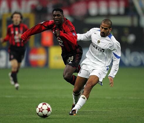 Juan Sebastian Veron (Inter, re.) gegen Clarence Seedorf (Milan) Fußball EC 1 Herren Champions League 2004 2005, AC Mailand - FC Internazionale Mailand 2:0, , Viertelfinale, Hinspiel Gruppe Derby, Lokalderby, Ortsderby, Stadtderby, Mailand Dynamik, Kampf,