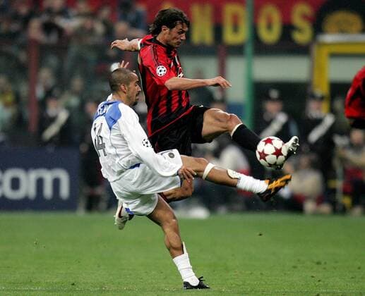 Paolo Maldini (Milan, re.) gegen Juan Sebastian Veron (Inter) Fußball EC 1 Herren Champions League 2004 2005, AC Mailand - FC Internazionale Mailand 2:0, , Viertelfinale, Hinspiel Gruppe Derby, Lokalderby, Ortsderby, Stadtderby, Mailand Dynamik,