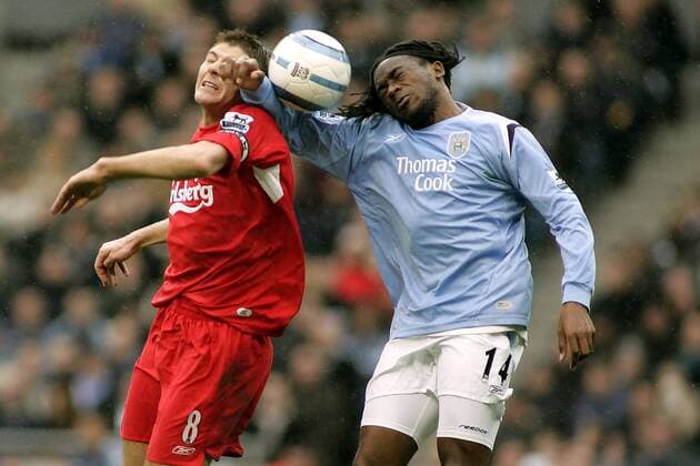 Steven Gerrard (Liverpool, li.) gegen Kizito Musampa (Manchester City) - EDITORIAL USE ONLY. No use with unauthorised audio, video, data, fixture lists, club league logos or live services. Online in-match use limited to 120 images, no video emulation. No use in betting, games or single club league player publications. Fußball Herren English Premier League 2004 2005, 1. Englische Liga, Manchester City - FC Liverpool 1:0 Gruppe Manchester Kampf, Dynamik,