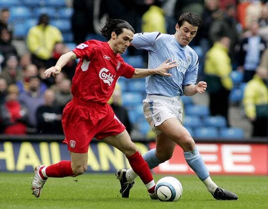 Luis Garcia (Liverpool, li.) gegen Joey Barton (Manchester City) - EDITORIAL USE ONLY. No use with unauthorised audio, video, data, fixture lists, club league logos or live services. Online in-match use limited to 120 images, no video emulation. No use in betting, games or single club league player publications. Fußball Herren English Premier League 2004 2005, 1. Englische Liga, Manchester City - FC Liverpool 1:0 Gruppe Manchester Dynamik,