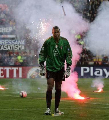 Torwart Dida (Milan) erlebt beim Viertelfinalrückspiel gegen den Stadtrivalen sein eigenes Inferno und wird von den gegnerischen Anhängern mit Feuerwerkskörper beschossen und an der Schulter getroffen (Serie 2 9) Fußball EC 1 Herren Champions League 2004 2005, Viertelfinale, Derby, Lokalderby, Stadtderby, Internazionale, Inter, AC Einzelbild Feuerwerkskörper, Wurfgeschoss, Flasche, Skandal Mailand, Krawalle, bengalisches Feuer