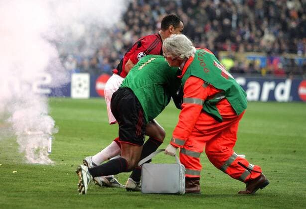 Fanausschreitungen im Viertelfinalrückspiel im Mailand: Ein Sanitäter und Cafu (li.) helfen dem von einem Feuerwerkskörper getroffenen Torwart Dida (beide Milan) aus der Schußlinie Fußball EC 1 Herren Champions League 2004 2005, Viertelfinale, Derby, Lokalderby, Stadtderby, Internazionale, Inter, AC Gruppe Feuerwerkskörper, Wurfgeschoß, Wurfgeschosse Mailand, Skandal, Verletzungen