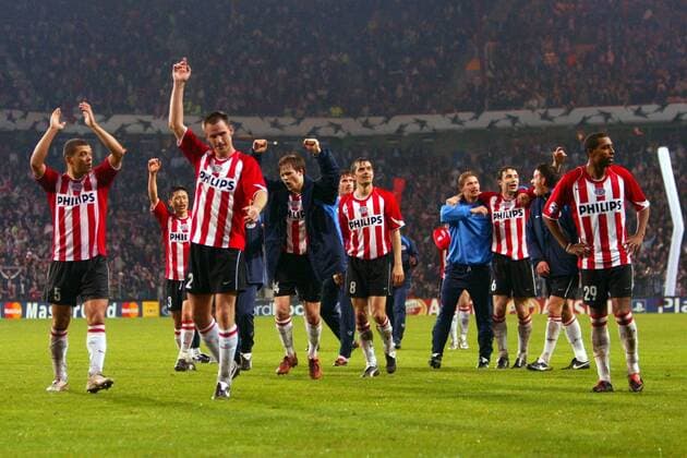 Schlußjubel Eindhoven, v. li.: Wilfred Bouma, Lee, Andre Ooijer, Johann Vogel, Philipp Cocu, Theo Lucius, Mark van Bommel und Robert - Fußball EC 1 Herren Champions League 2004 2005, PSV Eindhoven, Viertelfinale Totale Eindhoven Freude,