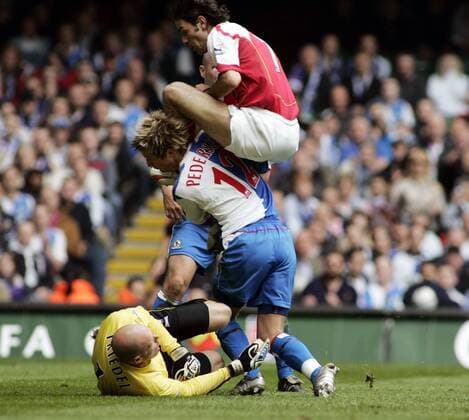 Kämpferischer Einsatz in 3 Ebenen - Robert Pires (Arsenal, oben) schnuppert Höhenluft gegen Morten Gamst Pedersen und Torwart Brad Friedel (beide Blackburn) - EDITORIAL USE ONLY. No use with unauthorised audio, video, data, fixture lists, club league logos or live services. Online in-match use limited to 120 images, no video emulation. No use in betting, games or single club league player publications. Fußball Herren FA Cup 2004 2005, Englischer Pokal, Pokalspiel, Arsenal FC London - Blackburn Rovers 3:0, Halbfinale Gruppe Cardiff Dynamik, Kampf,