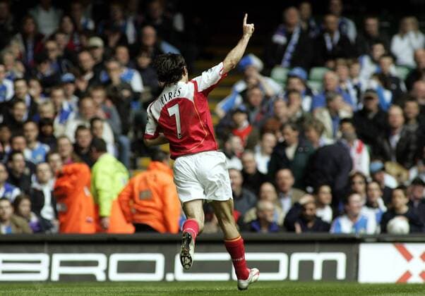 Torschütze Robert Pires (Arsenal) feiert das 1:0 - EDITORIAL USE ONLY. No use with unauthorised audio, video, data, fixture lists, club league logos or live services. Online in-match use limited to 120 images, no video emulation. No use in betting, games or single club league player publications. Fußball Herren FA Cup 2004 2005, Englischer Pokal, Pokalspiel, Arsenal FC London, Halbfinale, Einzelbild Cardiff Begeisterung, Freude,