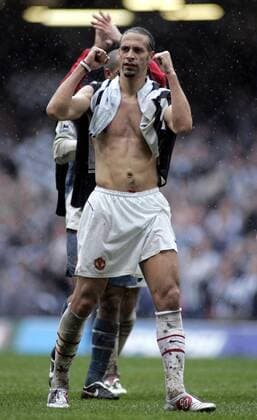 Rio Ferdinand (Manchester United) - Schlussjubel - EDITORIAL USE ONLY. No use with unauthorised audio, video, data, fixture lists, club league logos or live services. Online in-match use limited to 120 images, no video emulation. No use in betting, games or single club league player publications. Fußball Herren FA Cup 2004 2005, Englischer Pokal, Pokalspiel, Halbfinale, Manchester United, ManU Einzelbild Cardiff Freude,