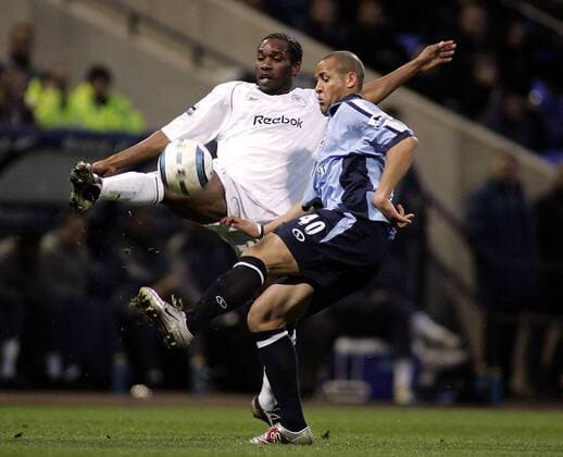 Augustine Okocha (Bolton, li.) gegen Nigel Quashie (Southampton) - EDITORIAL USE ONLY. No use with unauthorised audio, video, data, fixture lists, club league logos or live services. Online in-match use limited to 120 images, no video emulation. No use in betting, games or single club league player publications. Fußball Herren English Premier League 2004 2005, 1. Englische Liga, Bolton Wanderers - FC Southampton 1:1 Gruppe Bolton Dynamik,