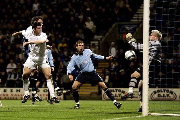 Gary Speed (Bolton, li.) scheitert an Torwart Antti Niemi (Southampton) - EDITORIAL USE ONLY. No use with unauthorised audio, video, data, fixture lists, club league logos or live services. Online in-match use limited to 120 images, no video emulation. No use in betting, games or single club league player publications. Fußball Herren English Premier League 2004 2005, 1. Englische Liga, Bolton Wanderers - FC Southampton 1:1 Gruppe Bolton Dynamik, Abwehr,