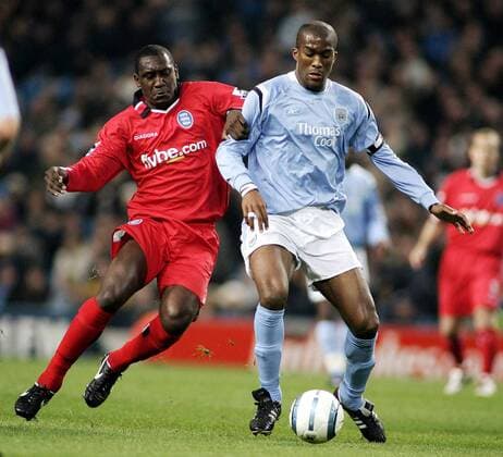 Sylvain Distin (Manchester City, re.) gegen Emile Heskey (Birmingham) - EDITORIAL USE ONLY. No use with unauthorised audio, video, data, fixture lists, club league logos or live services. Online in-match use limited to 120 images, no video emulation. No use in betting, games or single club league player publications. Fußball Herren English Premier League 2004 2005, 1. Englische Liga, Manchester City - Birmingham City 3:0 Gruppe Manchester Dynamik,