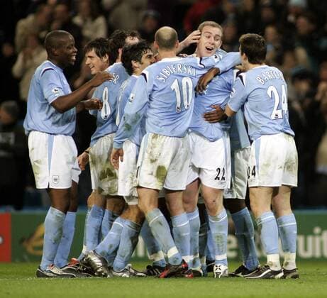Torjubel Manchester City, u. a. mit Joey Barton (re.), Torschütze Richard Dunne (2.v.re.) und Antoine Sibierski (10) - EDITORIAL USE ONLY. No use with unauthorised audio, video, data, fixture lists, club league logos or live services. Online in-match use limited to 120 images, no video emulation. No use in betting, games or single club league player publications. Fußball Herren English Premier League 2004 2005, 1. Englische Liga, Manchester City Gruppe Manchester Freude,