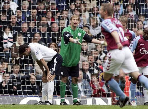 Freud und Leid - Torwart Jussi Jääskeläinen ist wie Eigentorschütze Fernando Hierro (beide Bolton, li.) enttäuscht, Thomas Hitzlsperger (Aston Villa) dreht jubelnd ab - EDITORIAL USE ONLY. No use with unauthorised audio, video, data, fixture lists, club league logos or live services. Online in-match use limited to 120 images, no video emulation. No use in betting, games or single club league player publications. Fußball Herren English Premier League 2004 2005, 1. Englische Liga, Aston Villa - Bolton Wanderers 1:1 Gruppe Birmingham Freude, Enttäuschung,