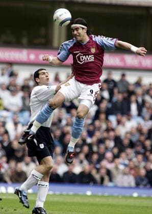 Juan Pablo Angel (Aston Villa, re.) kommt vor Tal Ben Haim (Bolton) zum Kopfball - EDITORIAL USE ONLY. No use with unauthorised audio, video, data, fixture lists, club league logos or live services. Online in-match use limited to 120 images, no video emulation. No use in betting, games or single club league player publications. Fußball Herren English Premier League 2004 2005, 1. Englische Liga, Aston Villa - Bolton Wanderers 1:1 Gruppe Birmingham Dynamik, Höhe, Kampf, Überlegenheit