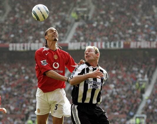 Rio Ferdinand (li., Manchester United) gegen Alan Shearer (Newcastle) - EDITORIAL USE ONLY. No use with unauthorised audio, video, data, fixture lists, club league logos or live services. Online in-match use limited to 120 images, no video emulation. No use in betting, games or single club league player publications. Fußball Herren English Premier League 2004 2005, 1. Englische Liga, Manchester United - Newcastle United 2:1, ManU Gruppe Manchester Dynamik,